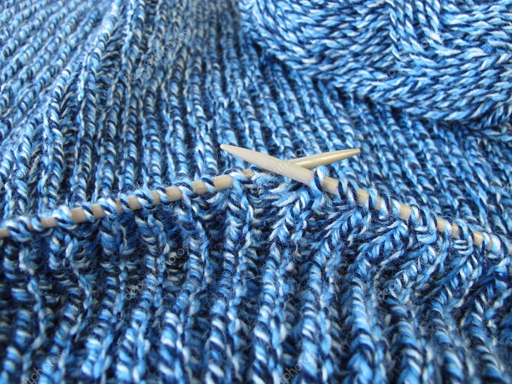 Handgestrickter Schal aus handgesponnener Wolle