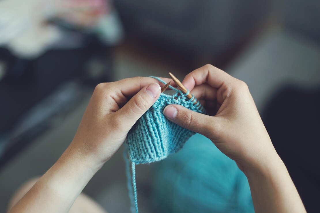 Gestrickte Handstulpen aus naturfarbener Wolle